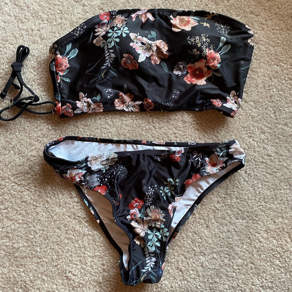 Women’s Bikini / Medium